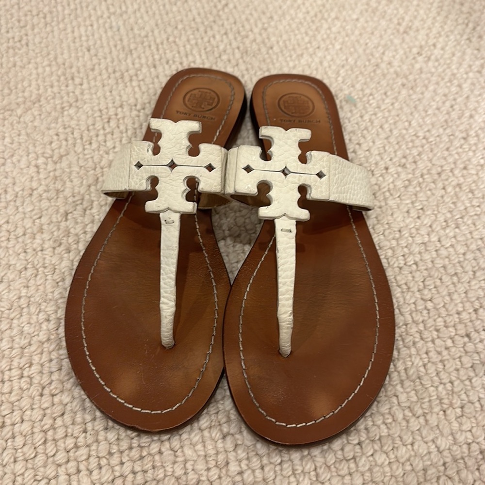 HOLIDAY SALE! 🎁 White leather Tory burch flip flops